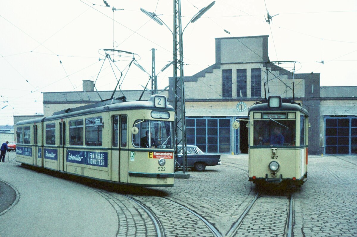 AVG Straßenbahn Augsburg__KSW Tw Nr.507 [Fuchs, 1948] und Tw 522 [GT5 MAN, 1964].__09-03-1974