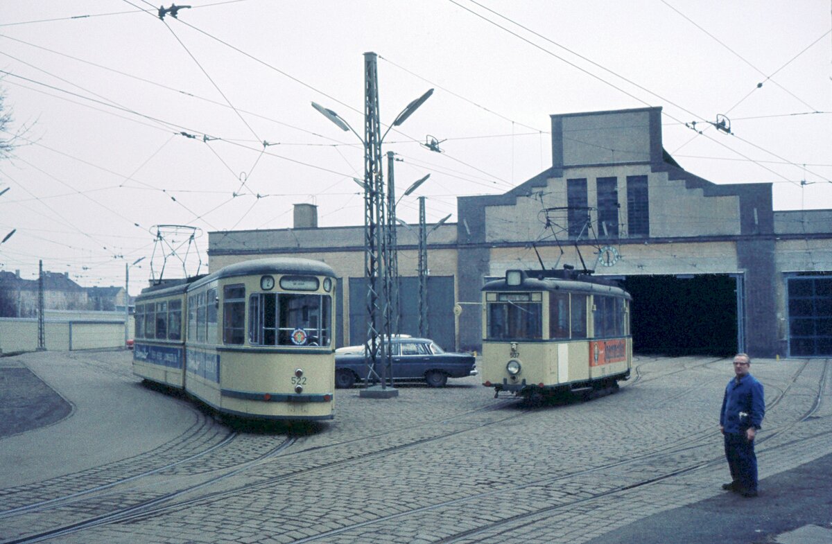 AVG Straßenbahn Augsburg__KSW Tw Nr.507 [Fuchs, 1948] und Tw 522 [GT5 MAN, 1964].__09-03-1974