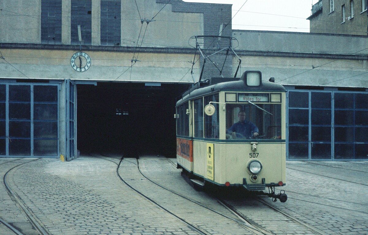 AVG Straßenbahn Augsburg__KSW Tw Nr.507 [Fuchs, 1948] als Museumswagen 2008 nach Darmstadt verkauft. Der Empfang des unangemeldeten Besuchers 1974 im Augsburger Betriebshof ‘Rotes Tor‘ war sehr freundlich, wie in den allermeisten besuchten Betrieben, und neben einer Führung durch die Wagenhallen mit Erläuterungen zu  den zahlreichen historischen Tw wurde sogar der KSW extra zum Fotografieren vor die Halle gefahren. Der Besucher konnte sich sieben Jahre später, bei der Veranstaltung zum 100sten Geburtstag der Augsburger Straßenbahn, revanchieren beim Betrieb der beiden aus Stuttgart entliehenen Pferdebahnwagen auf der Maximilianstraße. Der eine, als Pferdebahn verwendete Wagen (Nr.7) ist abgebildet in der Fahrzeuggalerie der “Freunde der Augsburger Straßenbahn“ zusammen mit dem Augsburger “Ur-Tw“ Nr.14.
(Aber die Geschichte(n) mit dem ex Reutlinger Dampf-Straßenbahn-Bw, späteren ABw, dann zum Pferdebahnwagen mutiert im Einsatz in Stuttgart, Augsburg, Spiekeroog, das ist eine eigene Geschichte…)__09-03-1974
