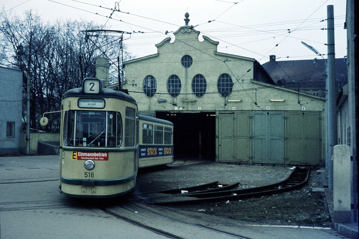 AVG Straßenbahn Augsburg__Tw 516 [GT5, MAN 1956] fährt eben über das Wendedreieck rückwärts in das frühere Depot in Kriegshaber. Das Zielband zeigt  Göggingen - Kriegshaber und zurück __09-03-1974 