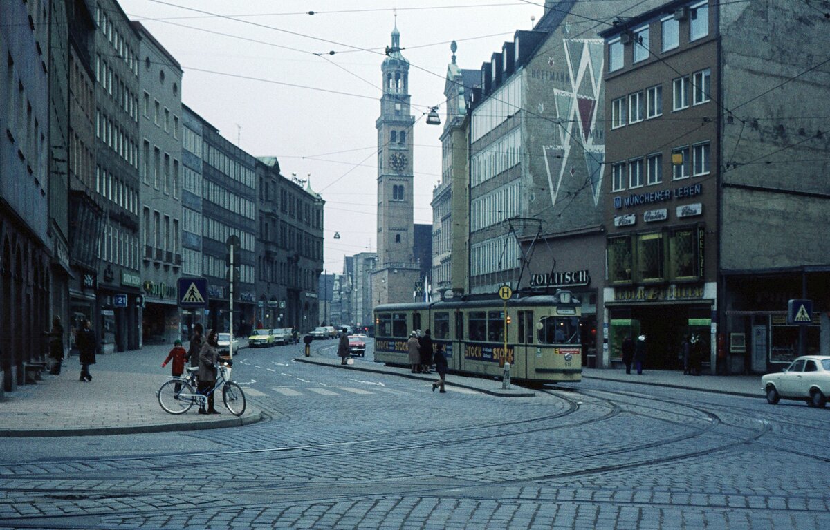 AVG Straßenbahn Augsburg__Tw 519 [GT 5, MAN 1956] auf Linie 1 in der Maximilianstr. beim Moritzplatz.Im Hintergrund der 70 Meter hohe Perlachturm neben dem Rathaus.__09-03-1974