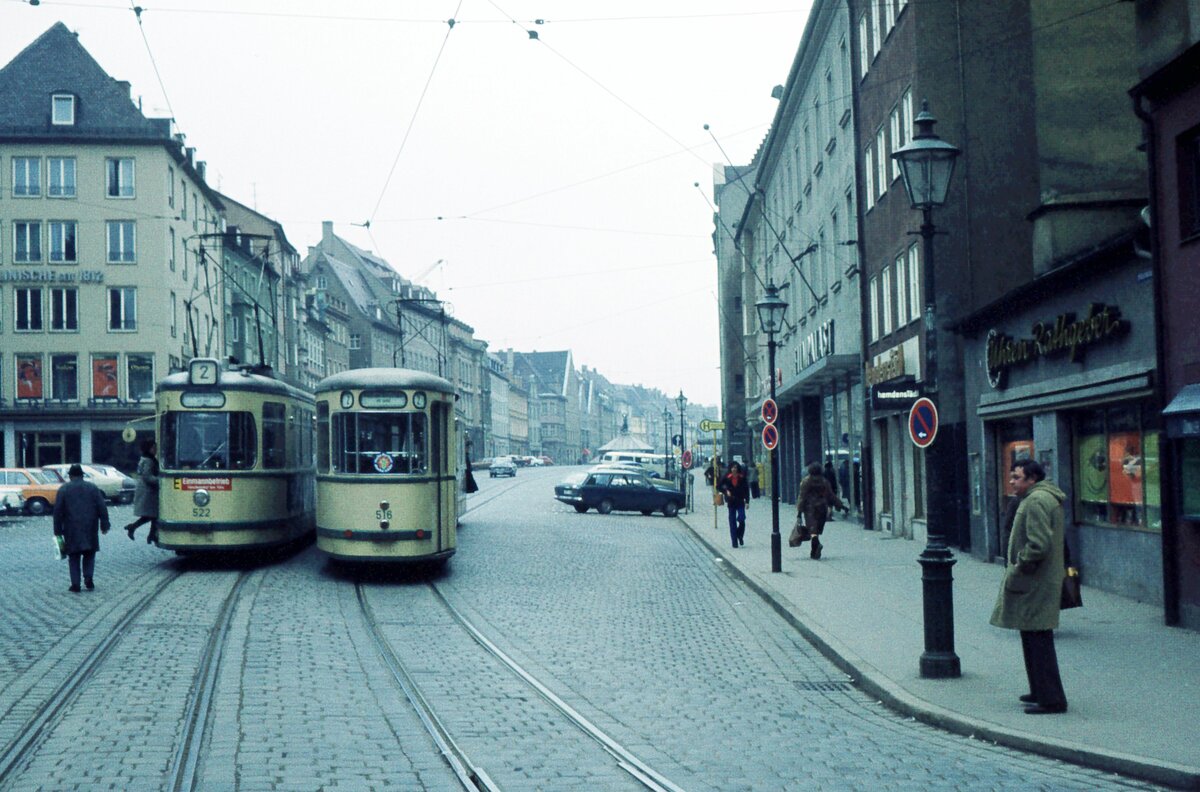 AVG Straßenbahn Augsburg__Tw 522 [GT5, MAN 1964] und 516 [GT5, MAN Bj.1956 als Großraumwagen,Umbau 1968/69 zum Gelenkwagen] in der Maximilianstraße.__09-03-1974