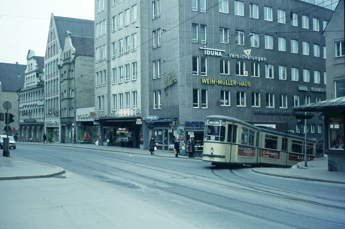 AVG Straßenbahn Augsburg__Tw 534 [GT5, MAN 1964] auf Linie 1 fährt den Perlachberg hinab Richtung Lechhausen.__09-03-1974
