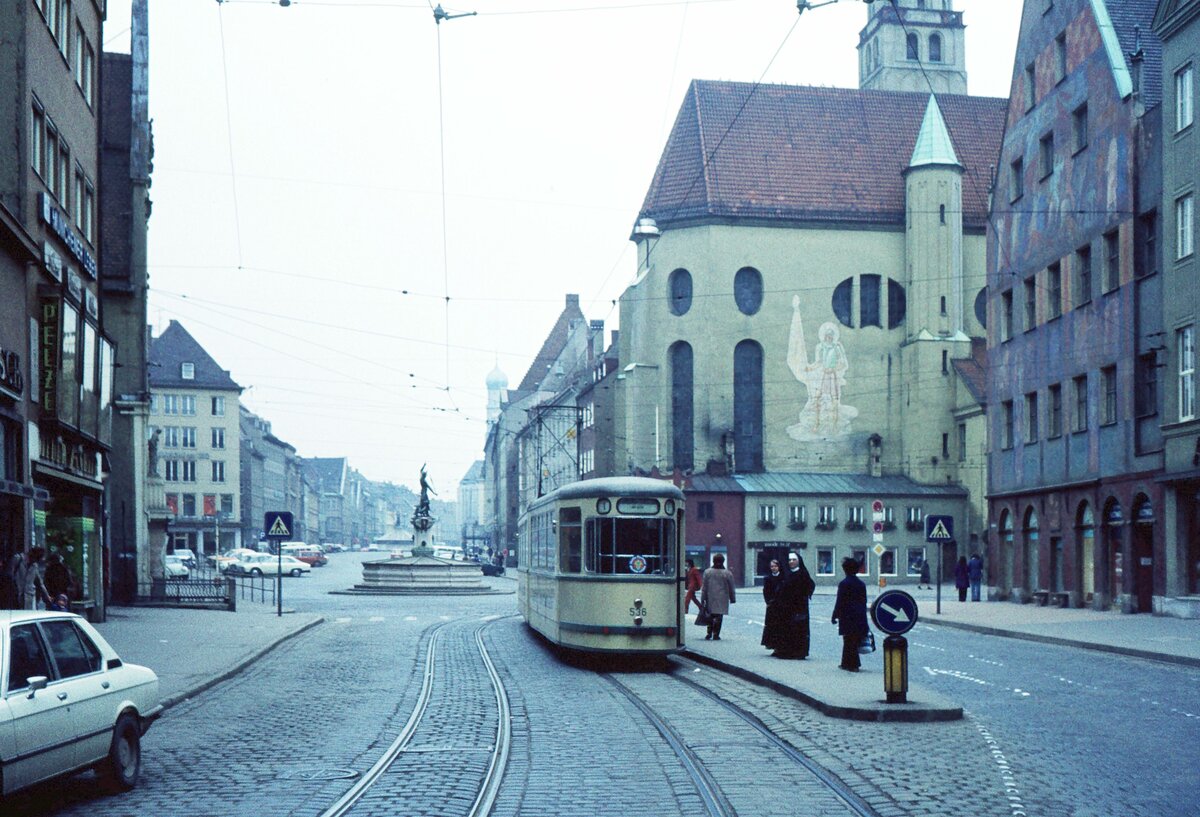 AVG Straßenbahn Augsburg_Tw 536 [GT 5, MAN 1968] auf Linie 1 in der Maximilianstr., biegt gleich rechts ab zum Moritzplatz__09-03-1974