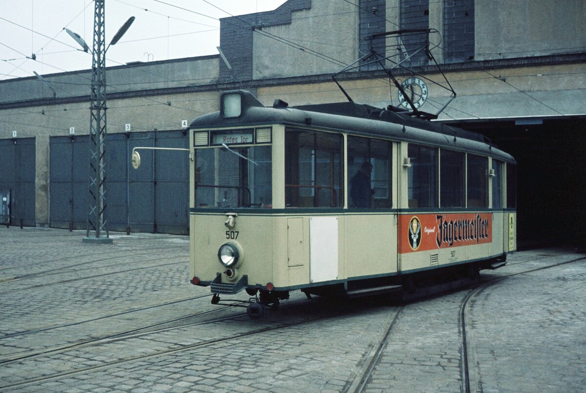 AVG Straßenbahn Augsburg__Zufahrt zum Betriebshof 'Rotes Tor'. KSW 507 [Fuchs, 1948] vor den Wagenhallen.__09-03-1974