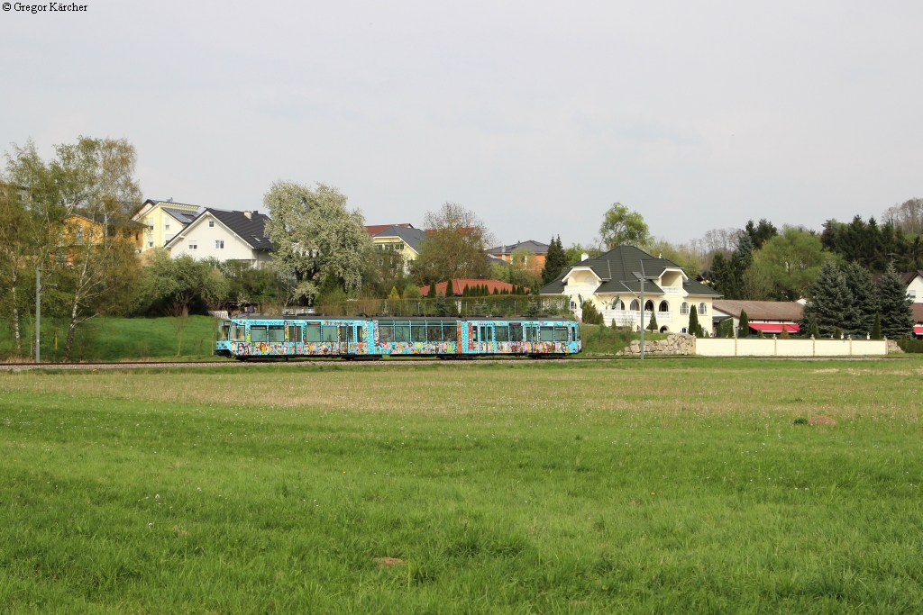 AVG-Triebwagen 880  Rizzibahn  bei Oberwisheim. Aufgenommen am 04.04.2014.