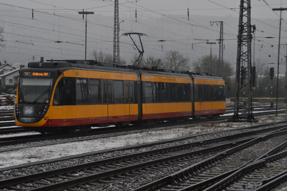 AVG Triebwagen 924 mit dem Ortsnamen Offenau verlässt hier als S41 Neckarelz nach Heilbronn Hbf/Willy-Brandt-Platz, ist die Haltestelle vorm Bahnhofseingang auf der Straßenseite für Ortsunkundige. 17.2.2018