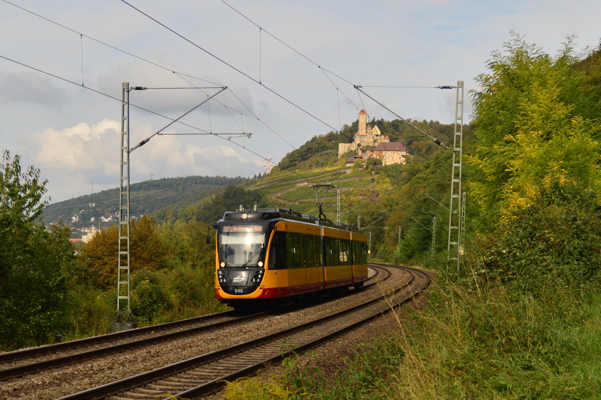 AVG Triebwagen 946 kurz vor Haßmersheim als S41 nach Heilbronn. Genau im Hintergrund ist die Bur g Hornberg des Götz mit dem LMAA zu erkennen. 11.10.2016