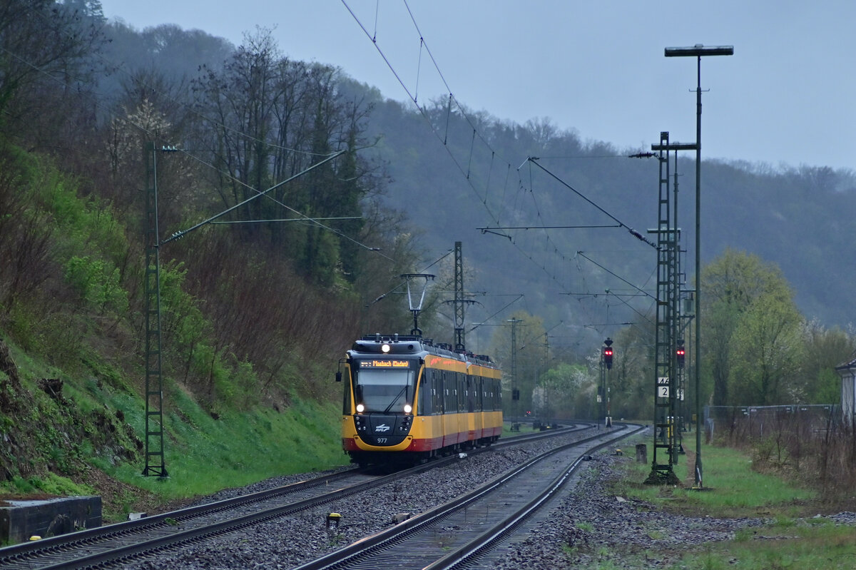 AVG Triebwagen 977 kommt als führende Einheit eines S41 Zuges nach Mosbach Baden in Neckarzimmern eingefahren. 8.4.2022