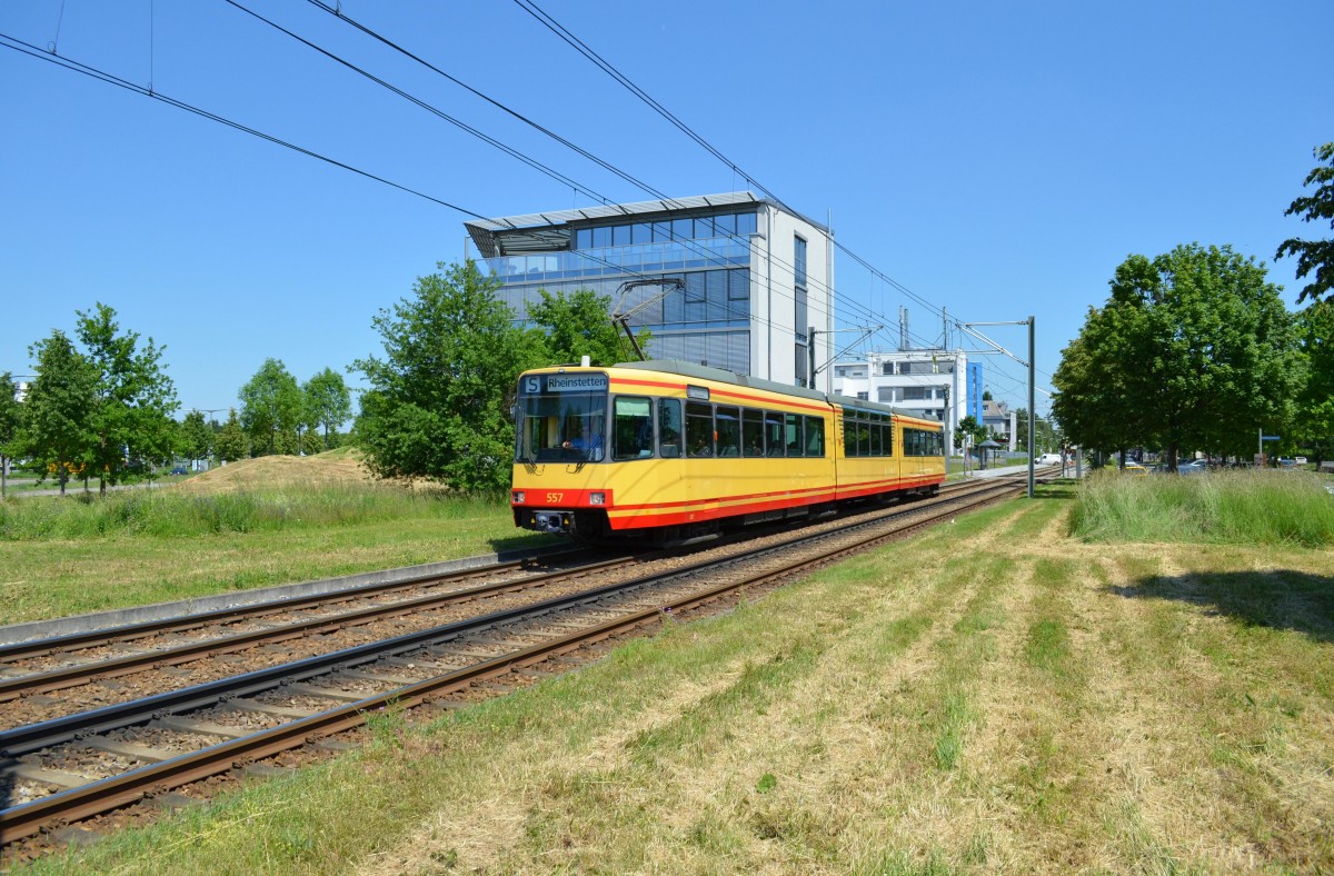 AVG-Tw 557 war am 20.05.2014 auf der S2 nach Rheinstetten unterwegs, als ich ihn mit falscher Linienkennung in Hagsfeld Süd abpassen konnte.