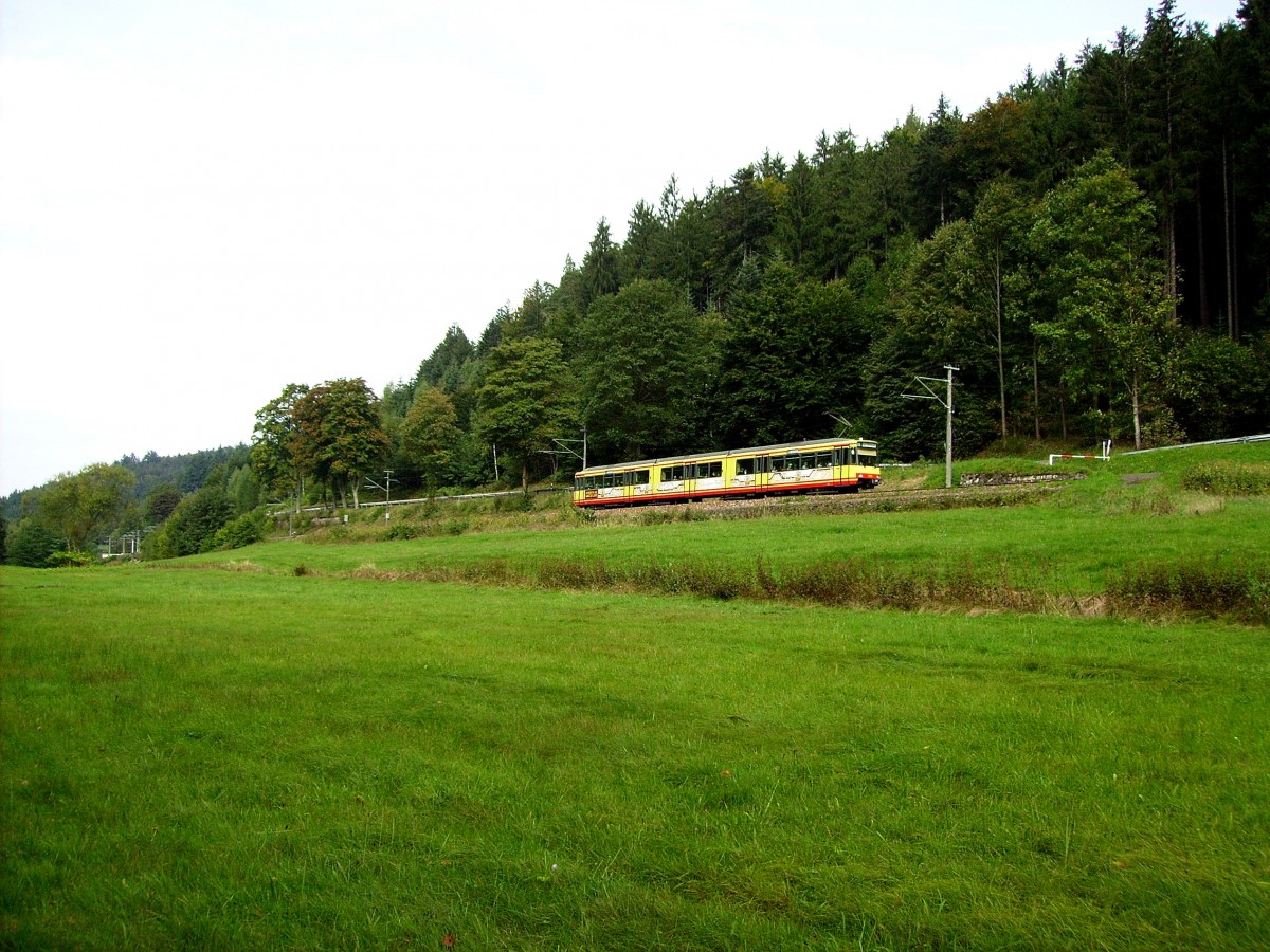 AVG-Tw 573 war am 29.09.2013 als S30111 unterwegs nach Bad Herrenalb als er hinter Frauenalb verewigt werden konnte.
Ein Dank geht an das Grnschnittkomando der AVG frs Freischneiden.