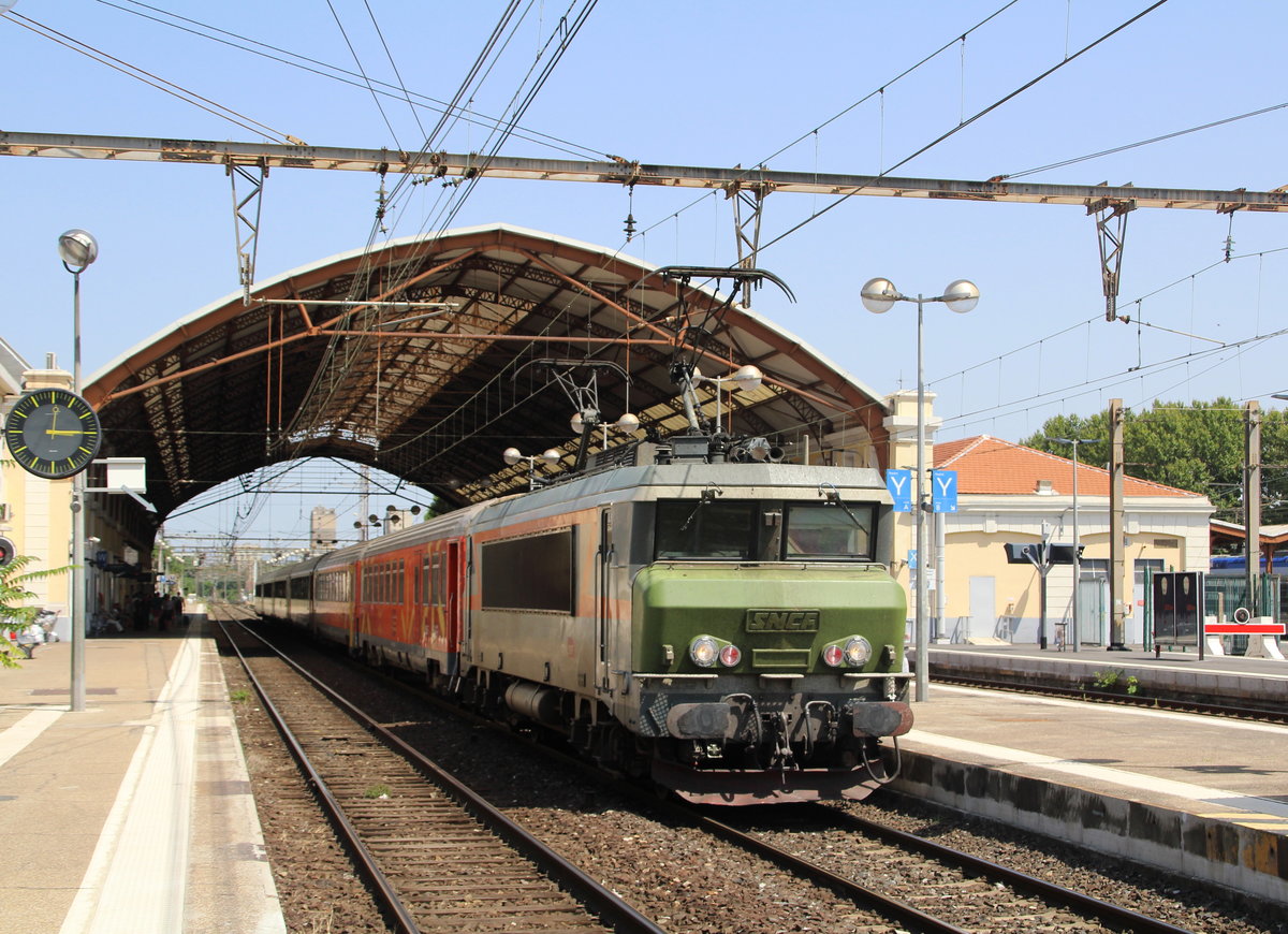 Avignon Centre Seit der Eröffnung des Bahnhofs Avignon TGV im Jahr 2001, welcher außehalb der Avignon Centre Seit der Eröffnung des Bahnhofs Avignon TGV im Jahr 2001, welcher außehalb der