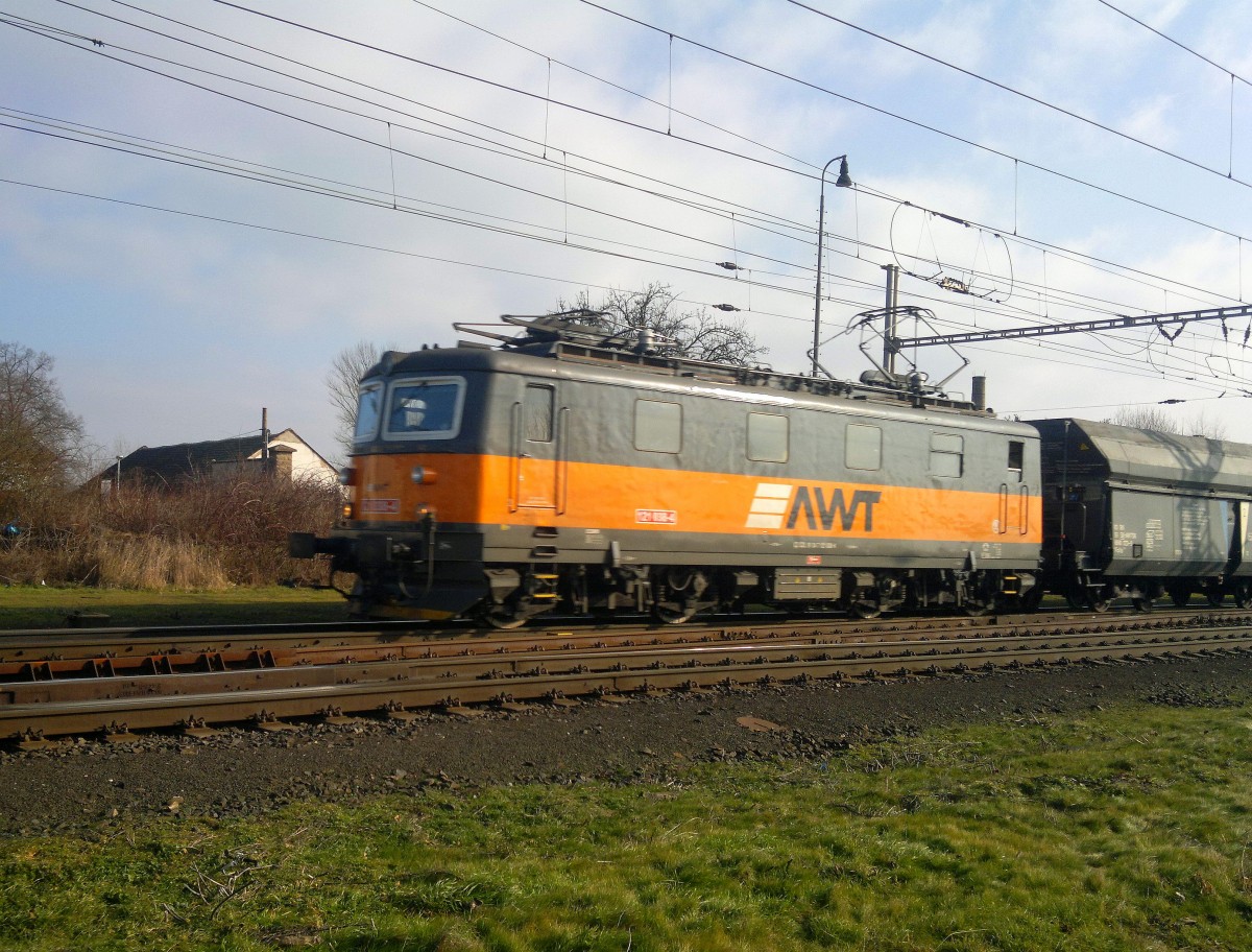 AWT 121 038-4 durchfährt mit einem Güterzug den Bahnhof  Dolní Beřkovice am 6.2. 2015.