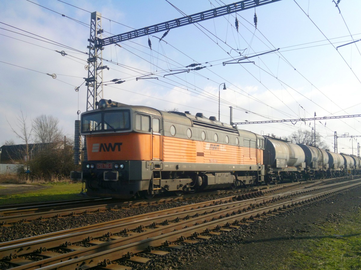 AWT 753 7O6-1 zieht ein Kesselwagenzug durch Bhf. Dolní Beřkovice am 6.2. 2015. 