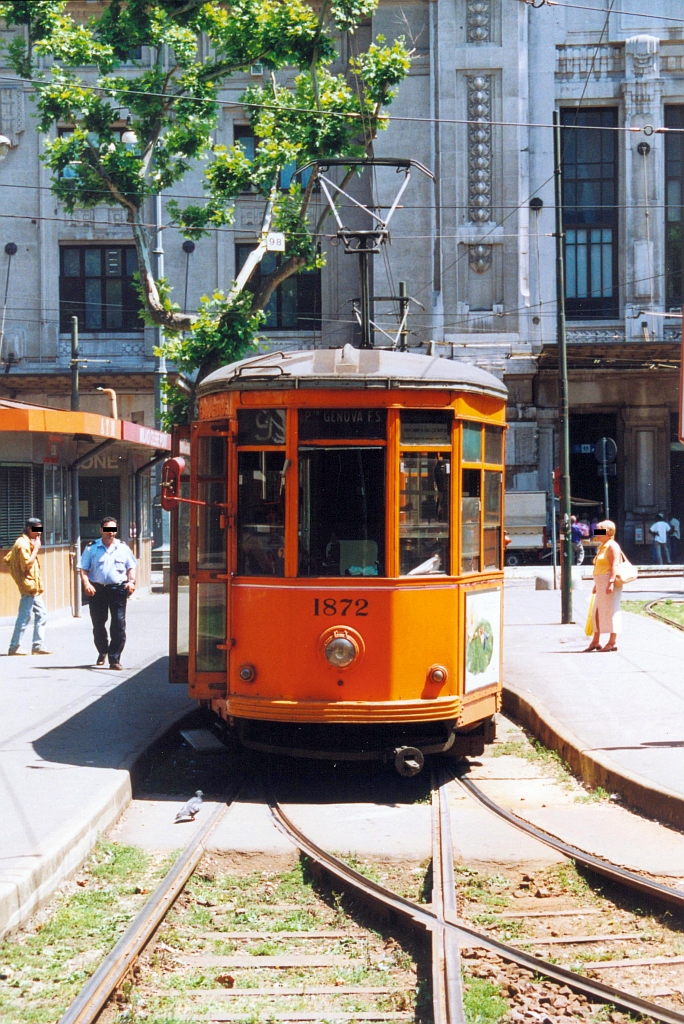 Azienda Trasporti Milanesi (ATM) Triebwagen 1872 am 16.Juni 2002 als Linie 9 in der Stazione Centrale M2 M3. (Fotoscan)