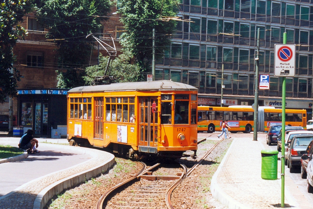 Azienda Trasporti Milanesi (ATM) Triebwagen 1747 am 16.Juni 2002 als Linie 9 in der Stazione Centrale M2 M3. (Fotoscan)
