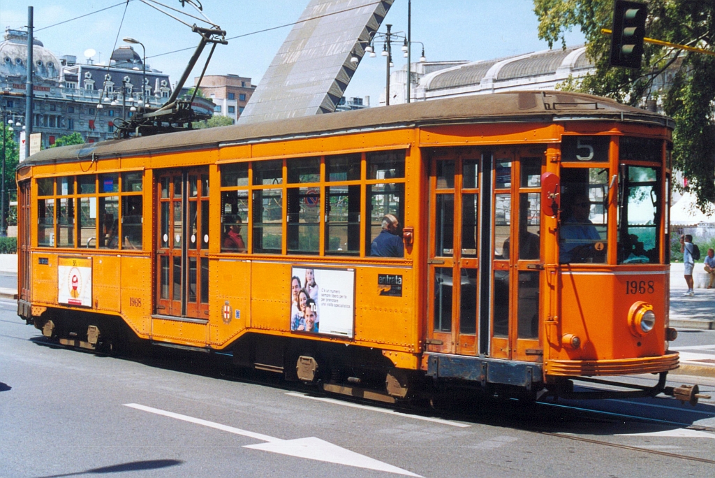 Azienda Trasporti Milanesi (ATM) Triebwagen 1968 am 16.Juni 2002 als Linie 5 bei der Stazione Centrale P.za Duca d'Aosta M2 M3. (Fotoscan)