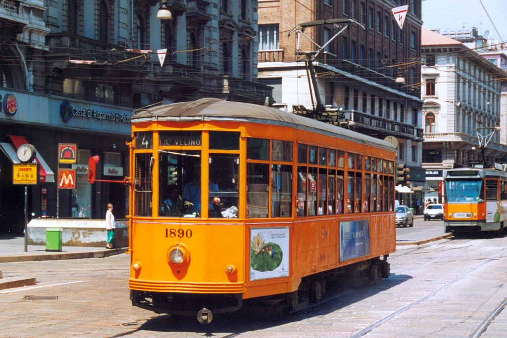 Azienda Trasporti Milanesi (ATM) Triebwagen 1890 am 16.Juni 2002 als Linie 4. Aufnahmestandort leider unbekannt. (Fotoscan)