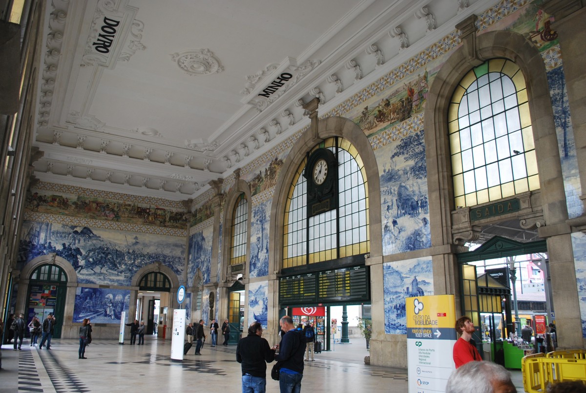 Azulejos in der Bahnhofshalle von Porto Sao Bento am 10. April 2015.