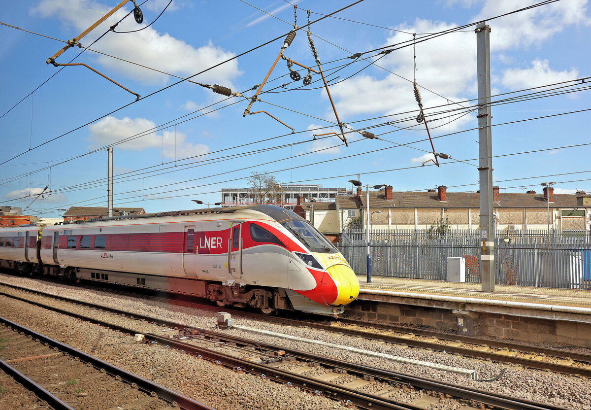 Azuma-Zug der elektro-diesel Variante Nr. 800 110 in Doncaster. 10. April 2026. Der Betreiber LNER (London and Northeastern Railway) kn�pft mit seinem Namen an die grosse alte LNER an, die 1923 - 1948 existierte. Die alte LNER ist f�r ihre Weltrekorde ber�hmt, Lok  Flying Scotsman  f�r 100 Meilen / Stunde (ca. 161 km/h), und dann Lok  Mallard  mit ihrem Weltrekord f�r eine Dampflok 1938 von 126 mph. (203 km/h). Die Ingenieure dieser Errungenschaften lebten und arbeiteten hier in Doncaster.  