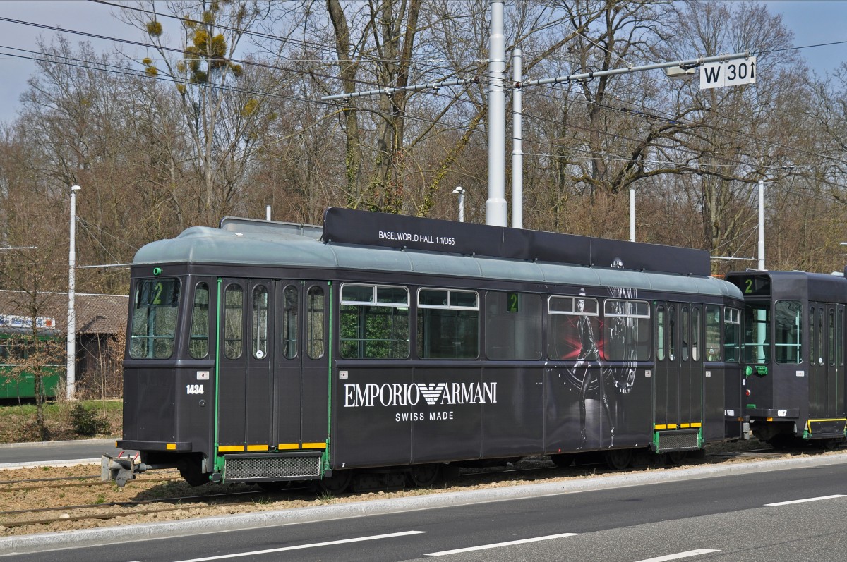 B 1434, der zusammen mit dem Be 4/6 S 667 als Vollwerbezug unterwegs ist, trägt auch eine Werbung für Emporio Armani. Die Aufnahme stammt vom 18.03.2015.