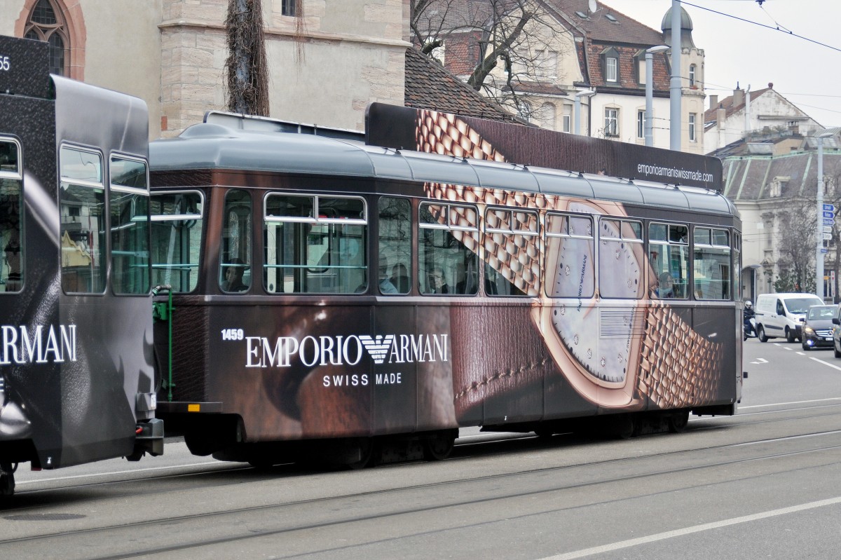 B 1459 mit einer Emporio Armani Werbung, anlässlich der Basel World 2016, fährt mit dem Be 4/6 S 675 zur Haltestelle Kunstmuseum. Die Aufnahme stammt vom 01.03.2016.