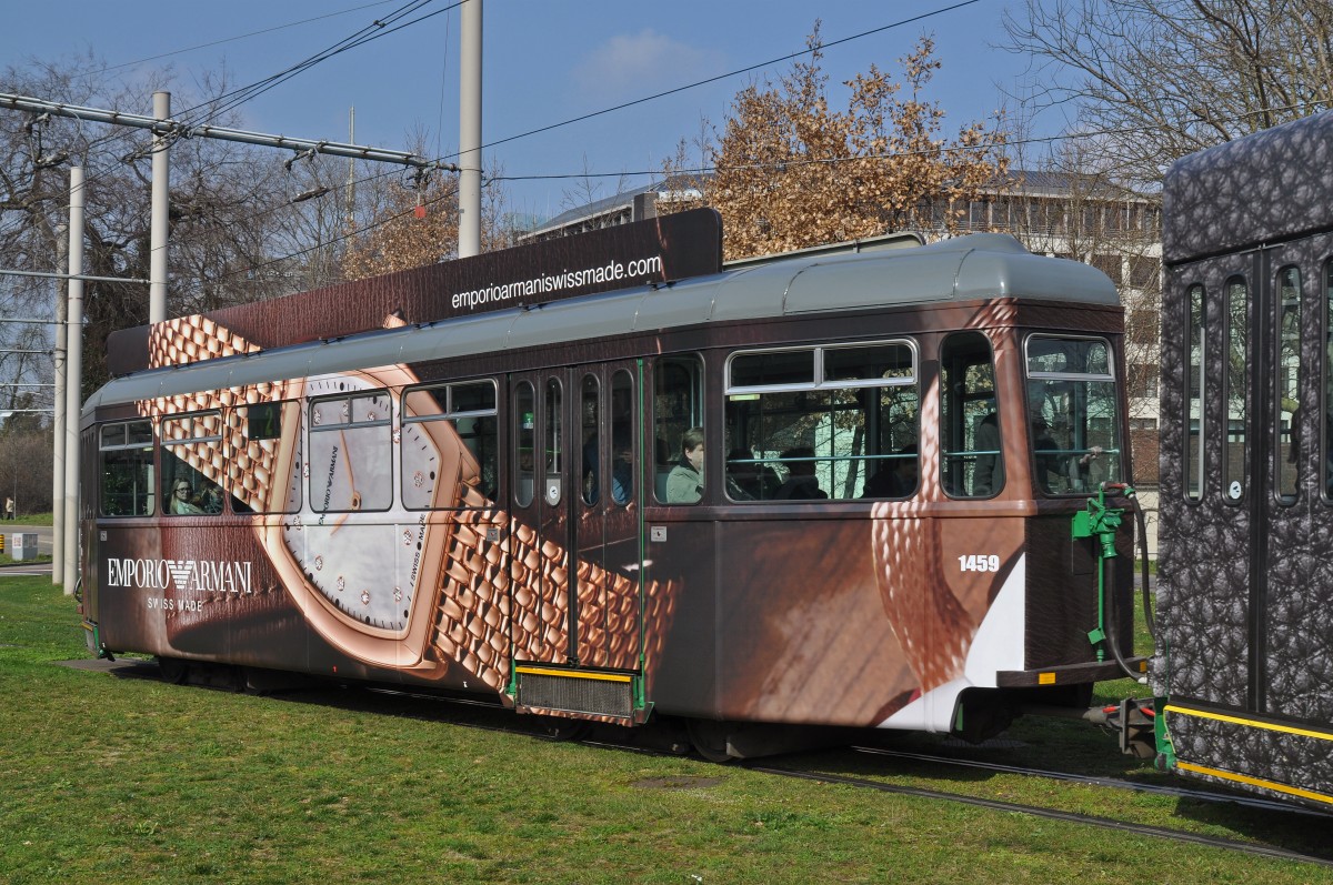 B 1459 mit einer Emporio Armani Werbung, anlässlich der Basel World 2016, fährt mit dem Be 4/6 S 675 zur Haltestelle am Bahnhof SBB. Die Aufnahme stammt vom 01.03.2016.