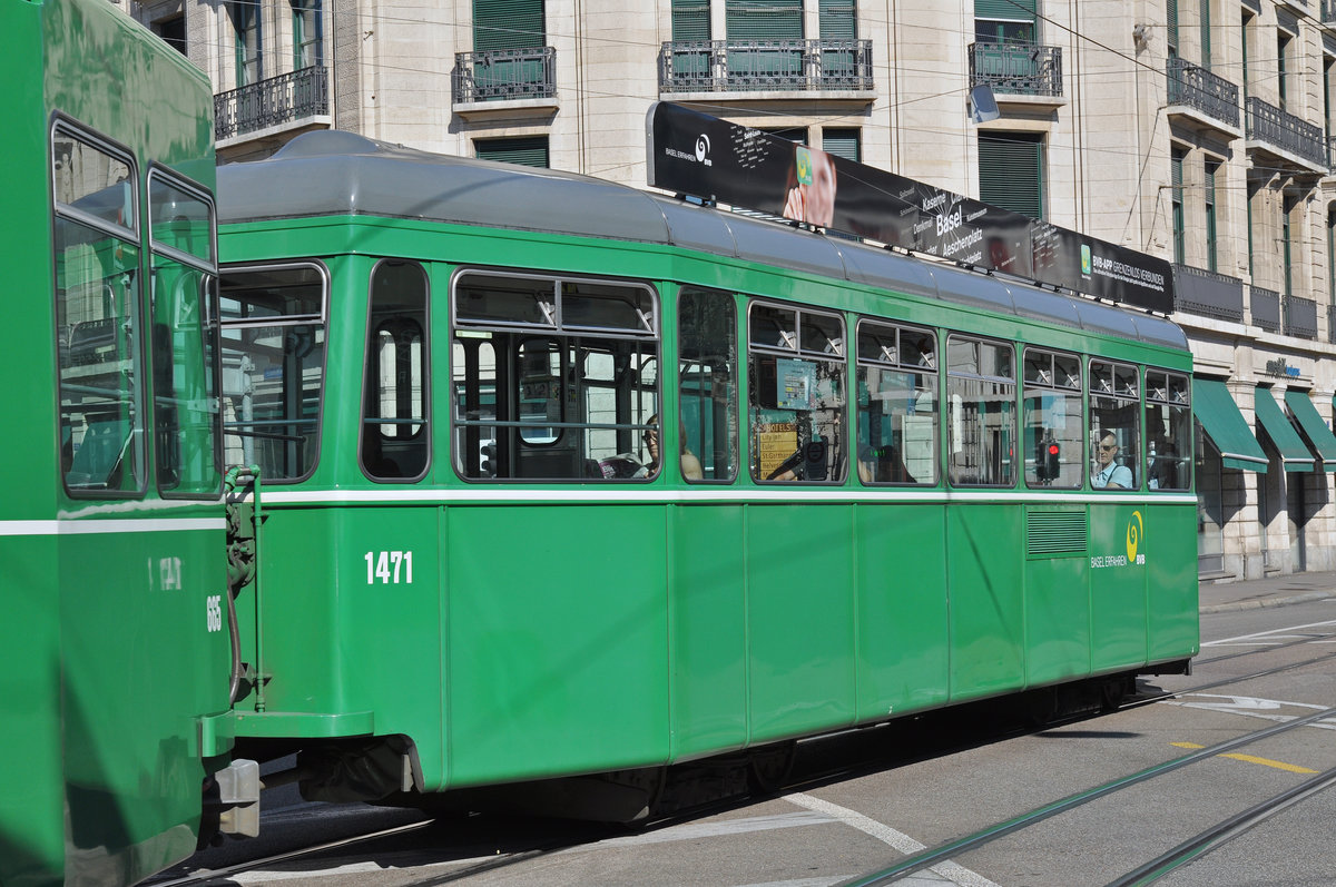 B 1471, der im Jahre 2016 abgebrochen wurde, ist hier auf der Linie 2 im Einsatz und rollt Richtung Haltestelle Markthalle. Die Aufnahme stammt vom 03.08.2015.