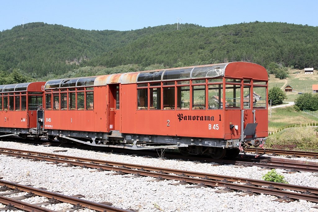 B 45 (NVR-Nummer: SRB-SV 55 72 28-21 002-6 (ex Zillertalbahn Panorama 1) am 12.August 2026 in der Stanica Sargan-Vitasi.