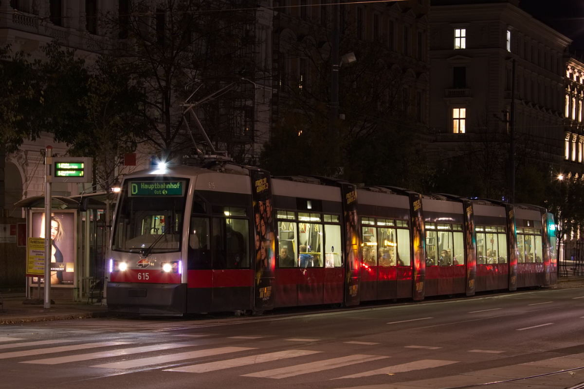 B 615 auf der Linie D in der Haltestelle Börse, 04.11.2017