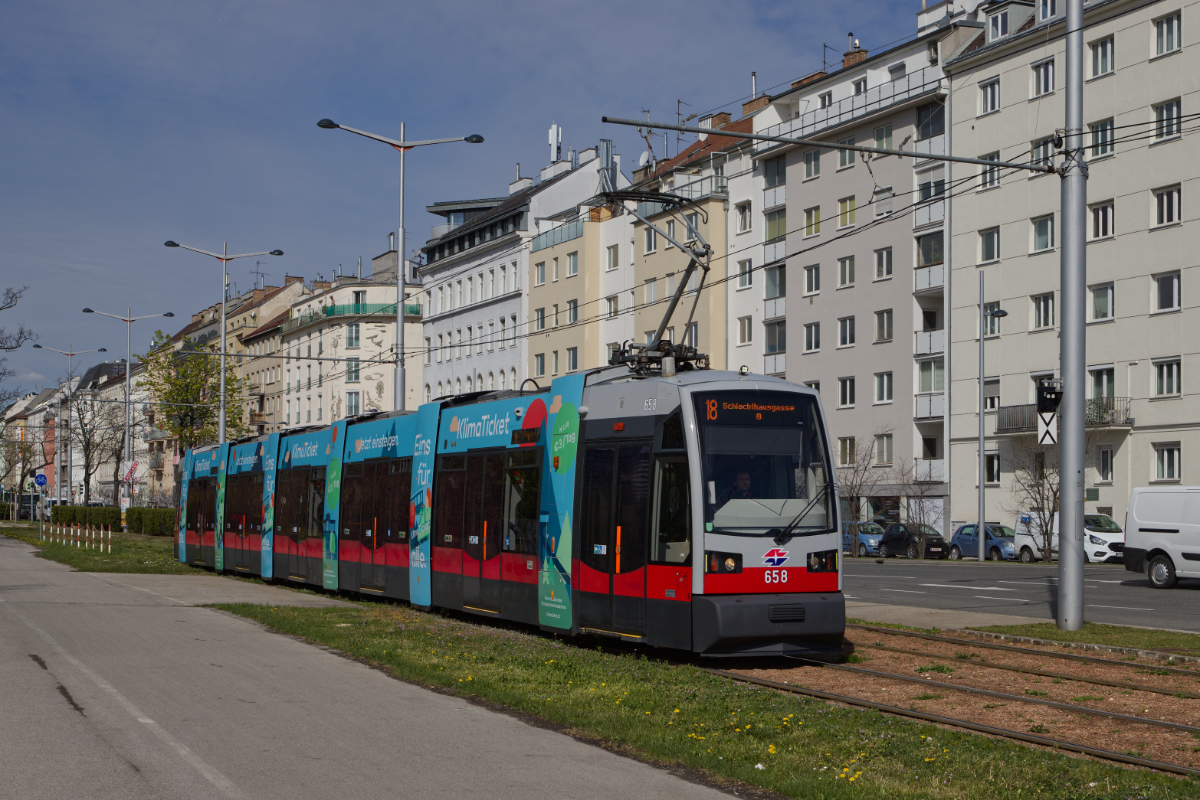 B 658 auf der Linie 18 vor der Haltestelle Heinrich-Drimmel-Platz, 12.04.2023