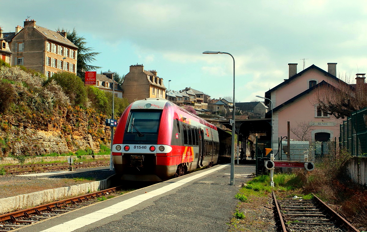 B 81545/546 nach Nimes am 03.04.2017 im Bahnhof Mende (691 m). Der Zug fährt über die landschaftlich schöne Gebirgsstrecke nach La Bastide und erreicht bei einer Maximalneigung von 30 Promille eine Höhe von 1.215 m, steigt also aus Mende im Tal des Lot um mehr als 500 Höhenmeter an. Der Verkehr ist (wie auf fast allen Strecken im Zentralmassiv) erschreckend dünn: Montags bis Donnerstags verkehren lediglich zwei Zugpaare (Abfahrt Mende nach La Bastide 04.50 Uhr und 11.46 Uhr, von La Bastide nach Mende geht es um 14.16 Uhr und 20.13 Uhr)! An den anderen Tagen sieht es aber auch nicht besser aus.