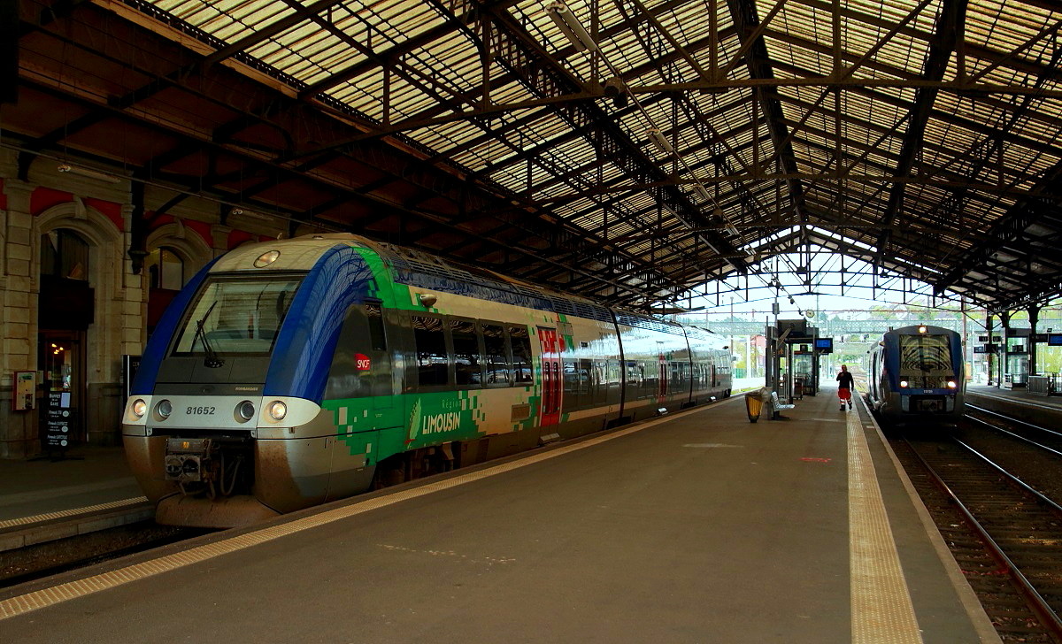 B 81652 und ein X 73500 in der Halle des Bahnknotenpunktes Brive-la-Gaillarde im Limousin