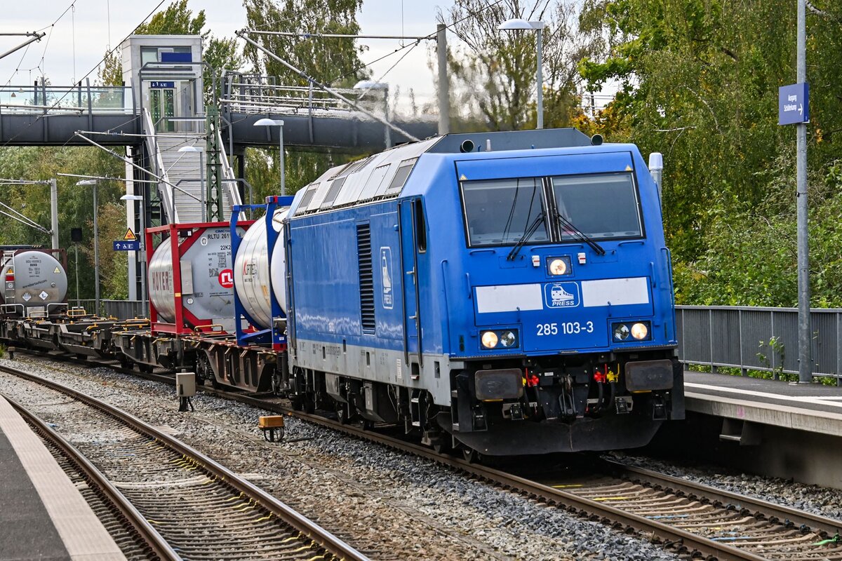 B-BTK 0076 003-7 (285 103-3) fuhr am 13.10.2026 mit ihrem KLV-G�terzug von L�neburg (ALBG) kommend zum L�becker-Skandinavienkai (ALSK). Hier bei der Durchfahrt am Haltepunkt L�beck-D�nischburg IKEA (ALD A). Am anderen ende des Zuges wurde D-BRLL 185 573-3 kalt mitgef�hrt.