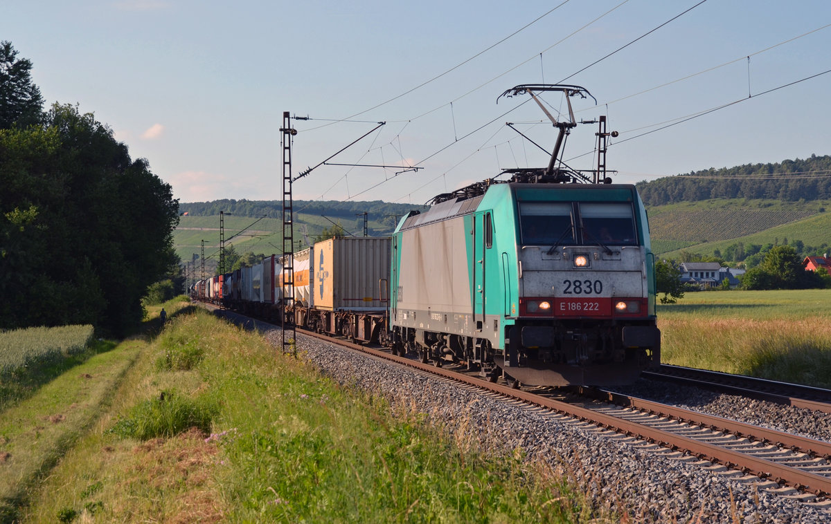 B Logistics fungiert nach einer Umstrukturierung des Unternehmens nun unter dem Namen Lineas. Noch im Farbkleid des alten Unternehmens führte 186 222 einen gemischten Güterzug am Abend des 13.06.17 durch Retzbach-Zellingen Richtung Würzburg. Gruß zurück!