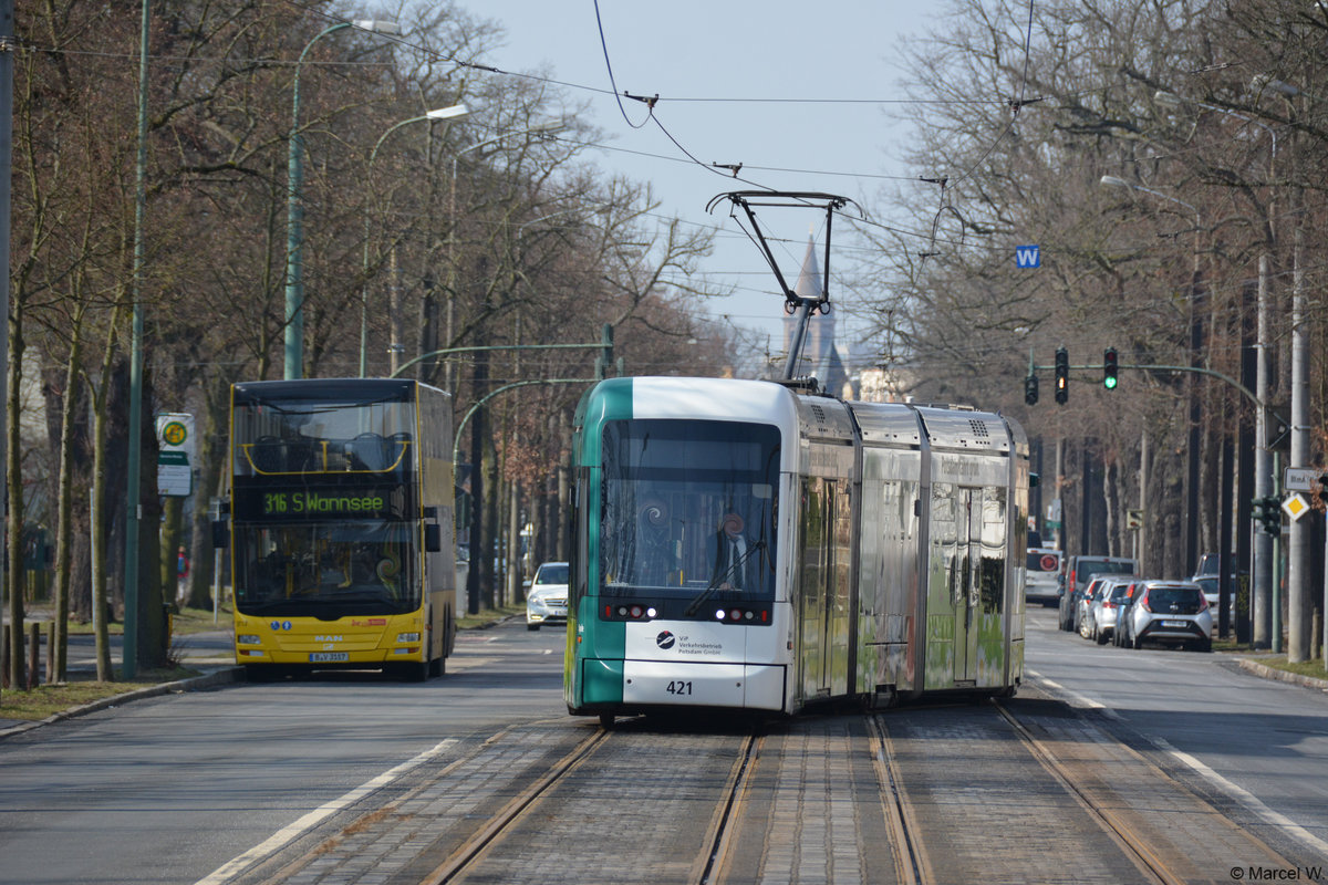 B-V 3117 steht am 02.04.2018 an der Endhaltestelle der Linie 316, Potsdam Glienicker Brücke. Nebenbei setzt die Vario Bahn Nummer 421 ein.