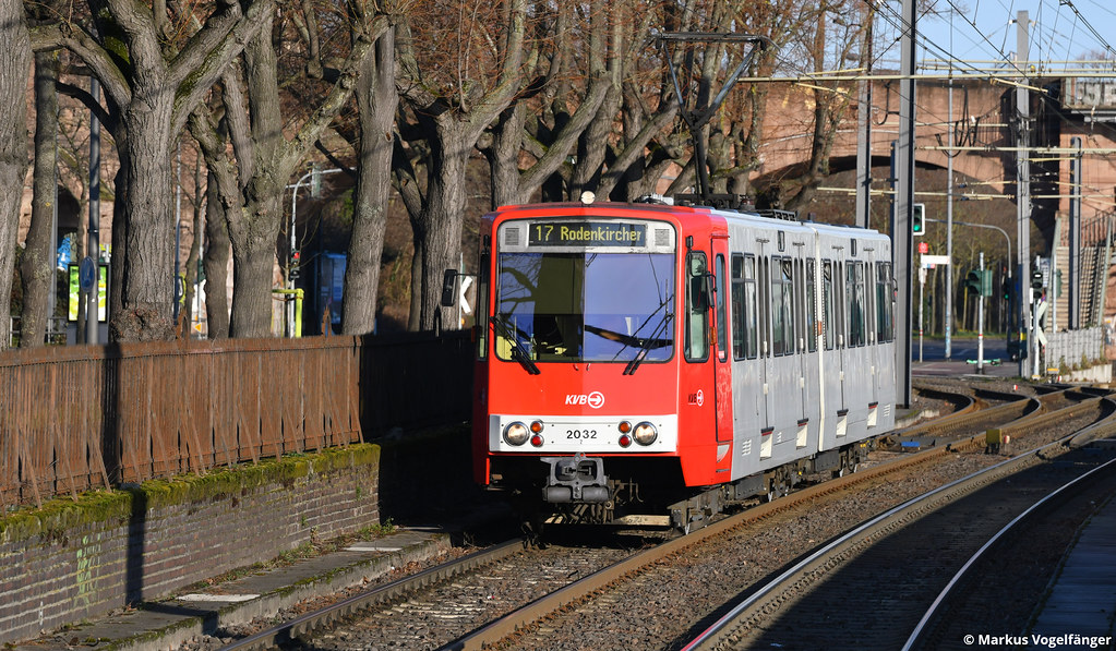 B-Wagen 2032 auf dem Gustav-Heinemann-Ufer in Köln am 26.02.2023.