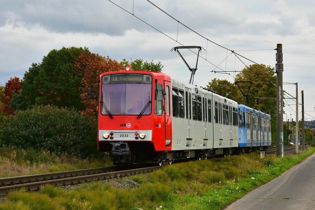 B-Wagen 2032 hat eine Neulackierung in die aktuellen KVB-Farben erhalten. Hier zu sehen in Merten am 21.10.2015.
