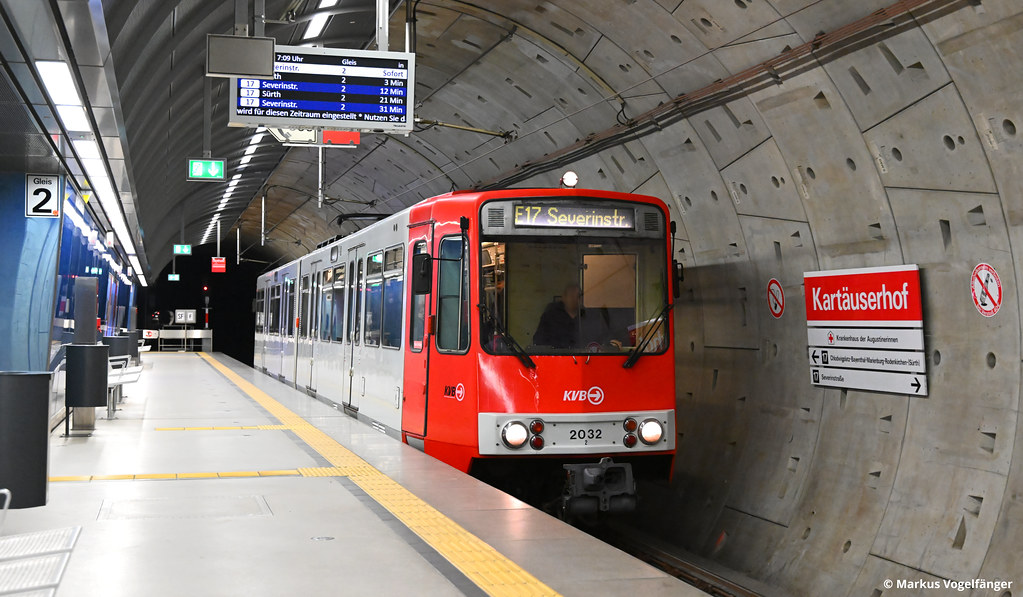 B-Wagen 2032 der Kölner Verkehrs-Betriebe AG befindet sich zurück im Liniendienst. Hier zu sehen an der Haltestelle Kartäuserhof in Köln am 16.02.2023.