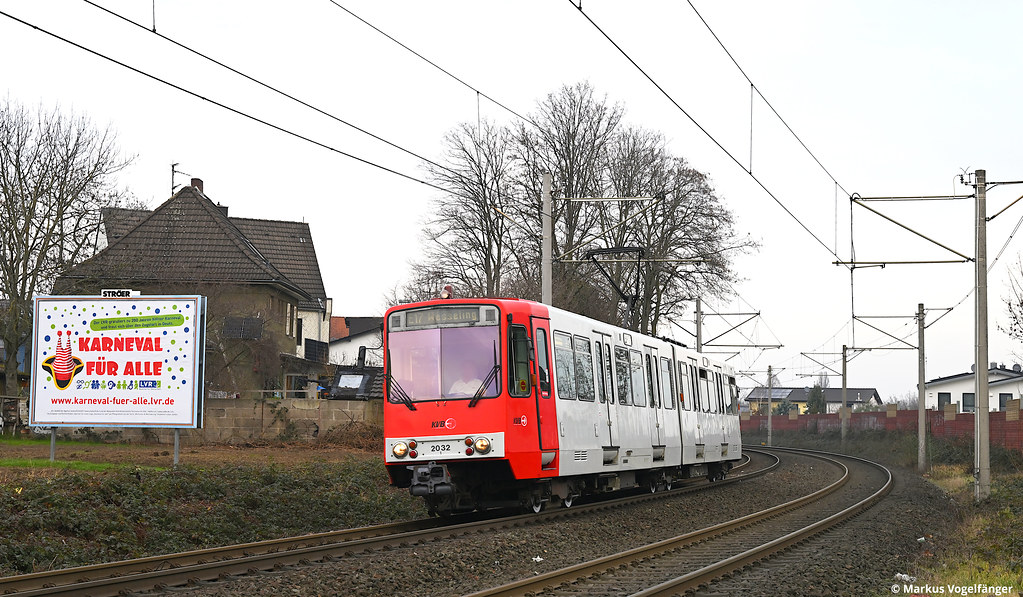 B-Wagen 2032 der Kölner Verkehrs-Betriebe AG befindet sich zurück im Liniendienst. Hier zu sehen kurz vor dem Haltepunkt Sürth, Bahnhof in Köln Sürth am 16.02.2023.