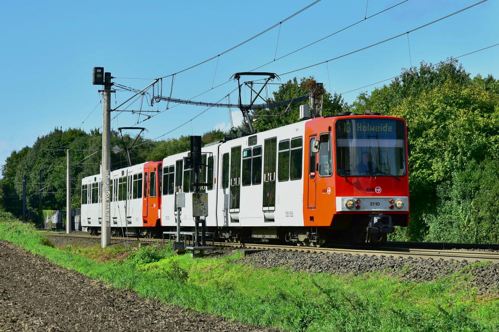 B-Wagen 2110 wurde die Ganzreklame  Am Butzweilerhof  entfernt. Hier zu sehen wieder in den aktuellen KVB-Farben kurz vor der Haltestelle  Wichheimer Straße  am 11.09.2017.
