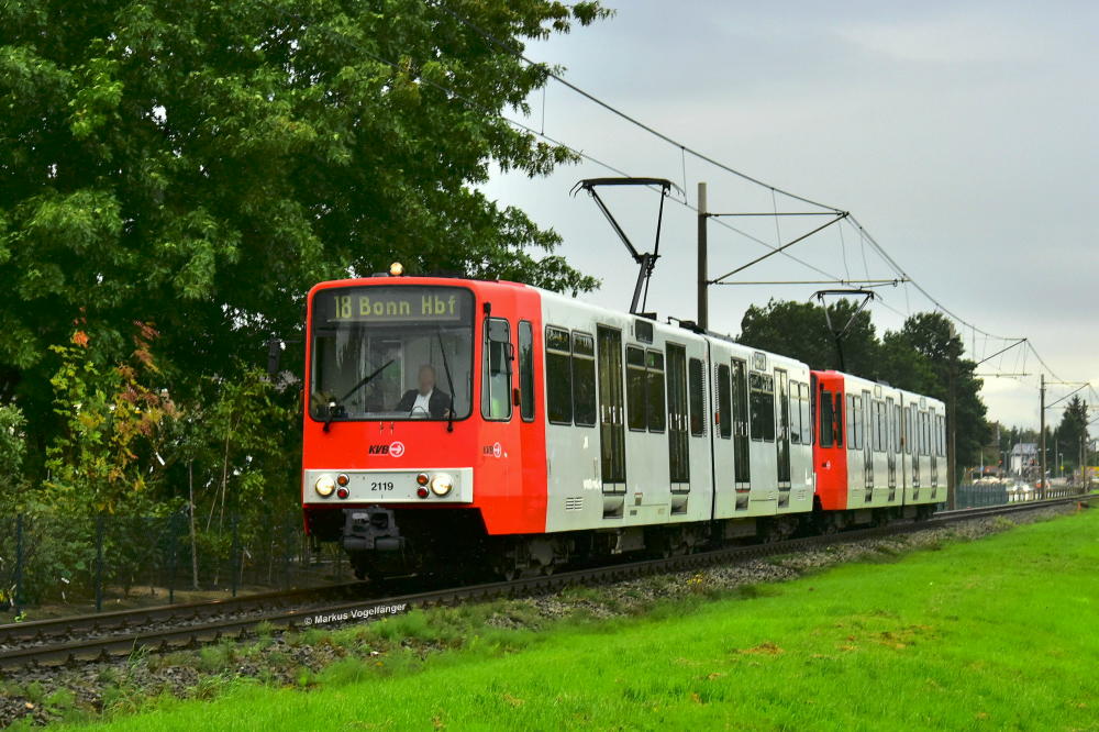 B-Wagen 2119 wurde die Ganzreklame  Am Butzweilerhof  entfernt. Hier zu sehen wieder in den aktuellen KVB-Farben auf der Vorgebirgsbahn in Walberberg am 14.09.2017.
