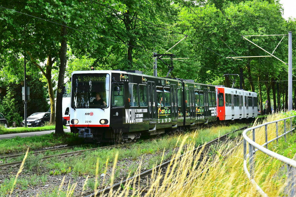 B-Wagen 2310 wurde eine neue Ganzreklame für das  Phantasialand  angebracht. Hier zu sehen kurz vor der Haltestelle  Westfriedhof  am 31.07.2017.