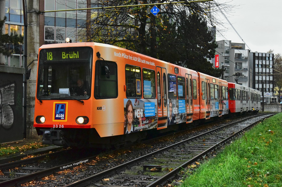 B-Wagen 2326 wurde eine neue Ganzreklame  Ausbildung bei Aldi-Süd  angebracht. Hier zu sehen auf der Tunnelrampe  Neue Weyerstraße  am 13.11.2015.
