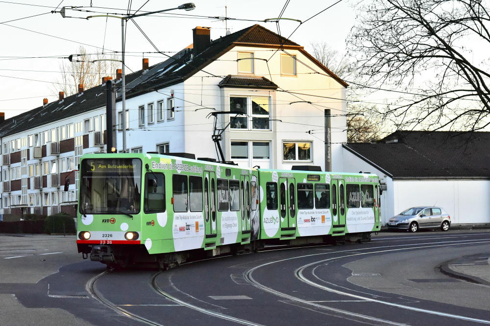 B-Wagen 2326 wurde eine neue Ganzreklame für die Stellenbörse für Ausbildung und das Duale Studium  [www.azubiyo.de]  angebracht, nachdem Ihm die Ganzgestaltung  Ausbildung bei ALDI Süd  entfernt wurde. 
2326 auf der Margaretastraße am 05.12.2016.