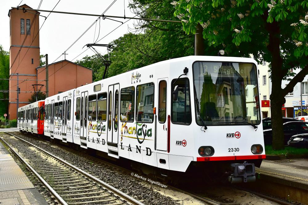 B-Wagen 2330 trägt eine neue Ganzreklame für das Phantasialand. Hier zu sehen an der Haltestelle Gleueler Str./Gürtel am 11.05.2015.
