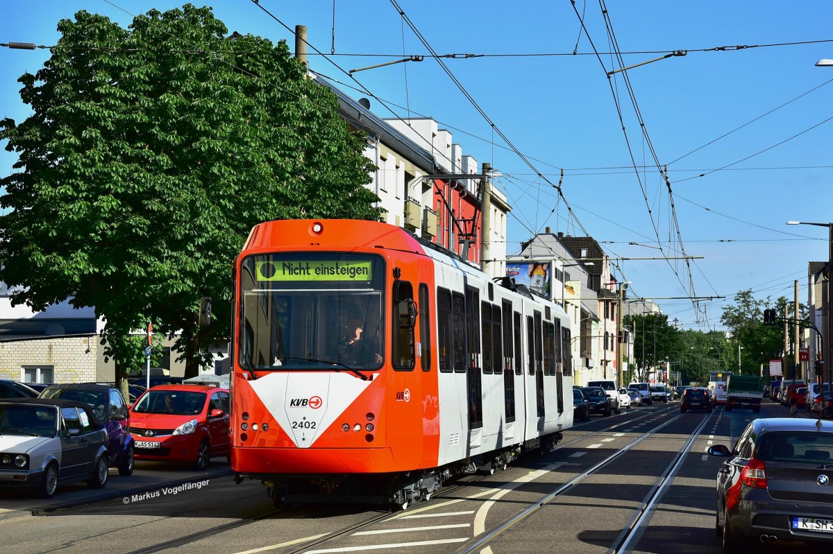 B- Wagen 2402 (ex 2102) wurde als achtes Fahrzeug der Serie 2100 saniert und zur Serie 2400 umgebaut. Hier zu sehen auf der Neusser Straße am 08.06.2015.
