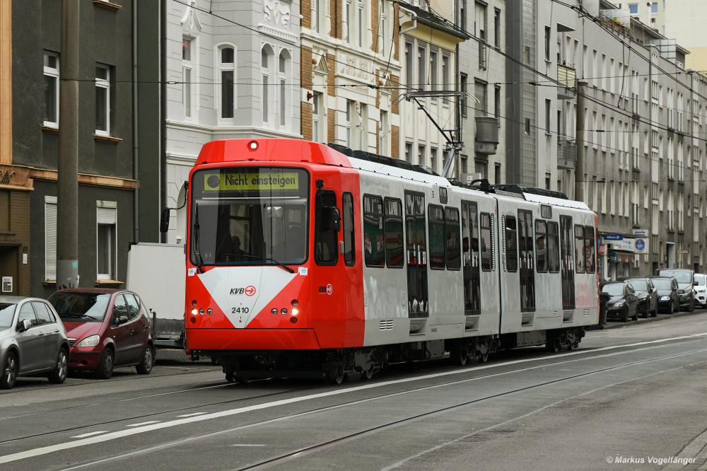 B-Wagen 2410 (ex 2110) als 26. modernisiertes Fahrzeug in Köln auf der Neusser Straße am 17.11.2020.
