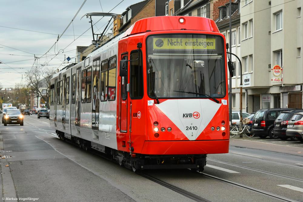 B-Wagen 2410 (ex 2110) wurde als 26. Fahrzeug der Serie 2100 zur Serie 2400 fertig saniert und wird in Kürze den 2000-km-Test antreten. Hier zu sehen in Köln auf der Neusser Straße am 13.11.2020.
Die aktuelle Liste der 2400er:
Alle Fahrzeuge die umgebaut sind oder sich im Umbau befinden in Reihenfolge:
01: 2422 ex 2122 Liniendienst
02: 2412 ex 2112 Liniendienst
03: 2426 ex 2196 Liniendienst
04: 2428 ex 2199 Liniendienst
05: 2421 ex 2121 Liniendienst
06: 2416 ex 2116 Liniendienst
07: 2425 ex 2195 Liniendienst
08: 2402 ex 2102 Liniendienst
09: 2427 ex 2198 Liniendienst
10: 2417 ex 2117 Liniendienst
11: 2404 ex 2104 Liniendienst
12: 2403 ex 2103 Liniendienst
13: 2420 ex 2120 Liniendienst
14: 2409 ex 2109 Liniendienst
15: 2405 ex 2105 Liniendienst
16: 2423 ex 2193 Liniendienst
17: 2407 ex 2107 Liniendienst
18: 2424 ex 2194 Liniendienst
19: 2406 ex 2106 Liniendienst
20: 2418 ex 2192 Liniendienst
21: 2413 ex 2113 Liniendienst
22: 2411 ex 2111 Liniendienst
23: 2401 ex 2101 Liniendienst
24: 2408 ex 2108 Liniendienst
25: 2419 ex 2119 Liniendienst
26: 2410 ex 2110 in Kürze 2000-km-Test
27: 2415 ex 2115 Umbau
28: 2414 ex 2114 Umbau