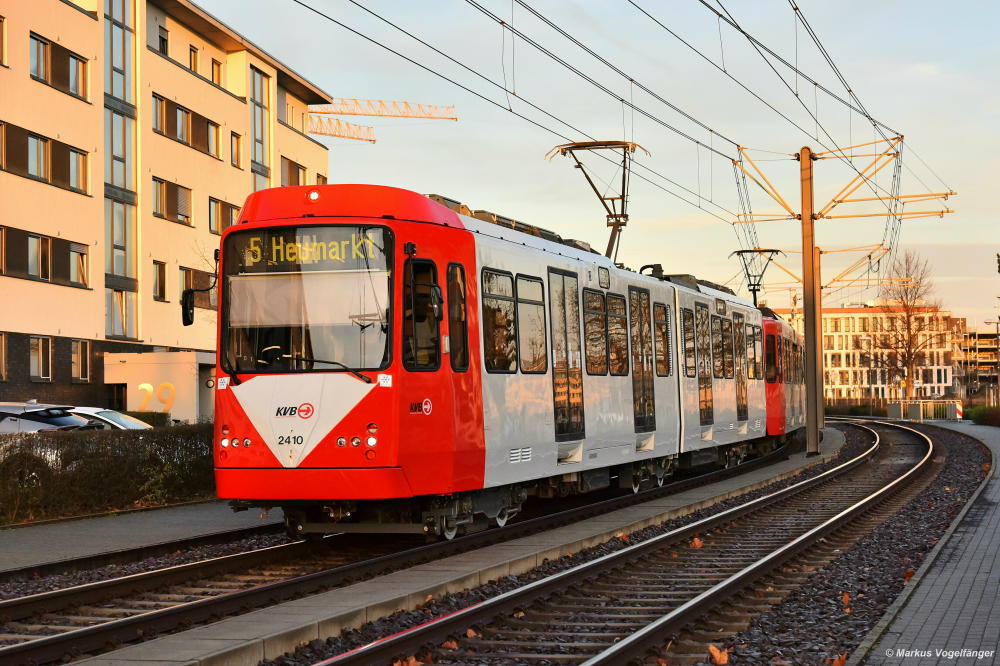 B-Wagen 2410 (ex 2110) wurde als 26. Fahrzeug der Serie 2100 zur Serie 2400 fertig saniert und befindet sich jetzt im Liniendienst. Hier zu sehen in Köln am  Alten Flughafen Butzweilerhof  am 18.12.2020.
Die aktuelle Liste der 2400er:
Alle Fahrzeuge die umgebaut sind oder sich im Umbau befinden in Reihenfolge:
01: 2422 ex 2122 Liniendienst
02: 2412 ex 2112 Liniendienst
03: 2426 ex 2196 Liniendienst
04: 2428 ex 2199 Liniendienst
05: 2421 ex 2121 Liniendienst
06: 2416 ex 2116 Liniendienst
07: 2425 ex 2195 Liniendienst
08: 2402 ex 2102 Liniendienst
09: 2427 ex 2198 Liniendienst
10: 2417 ex 2117 Liniendienst
11: 2404 ex 2104 Liniendienst
12: 2403 ex 2103 Liniendienst
13: 2420 ex 2120 Liniendienst
14: 2409 ex 2109 Liniendienst
15: 2405 ex 2105 Liniendienst
16: 2423 ex 2193 Liniendienst
17: 2407 ex 2107 Liniendienst
18: 2424 ex 2194 Liniendienst
19: 2406 ex 2106 Liniendienst
20: 2418 ex 2192 Liniendienst
21: 2413 ex 2113 Liniendienst
22: 2411 ex 2111 Liniendienst
23: 2401 ex 2101 Liniendienst
24: 2408 ex 2108 Liniendienst
25: 2419 ex 2119 Liniendienst
26: 2410 ex 2110 Liniendienst
27: 2415 ex 2115 Umbau
28: 2414 ex 2114 Umbau